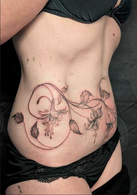Tatouage fraichement réalisé sur cicatrices